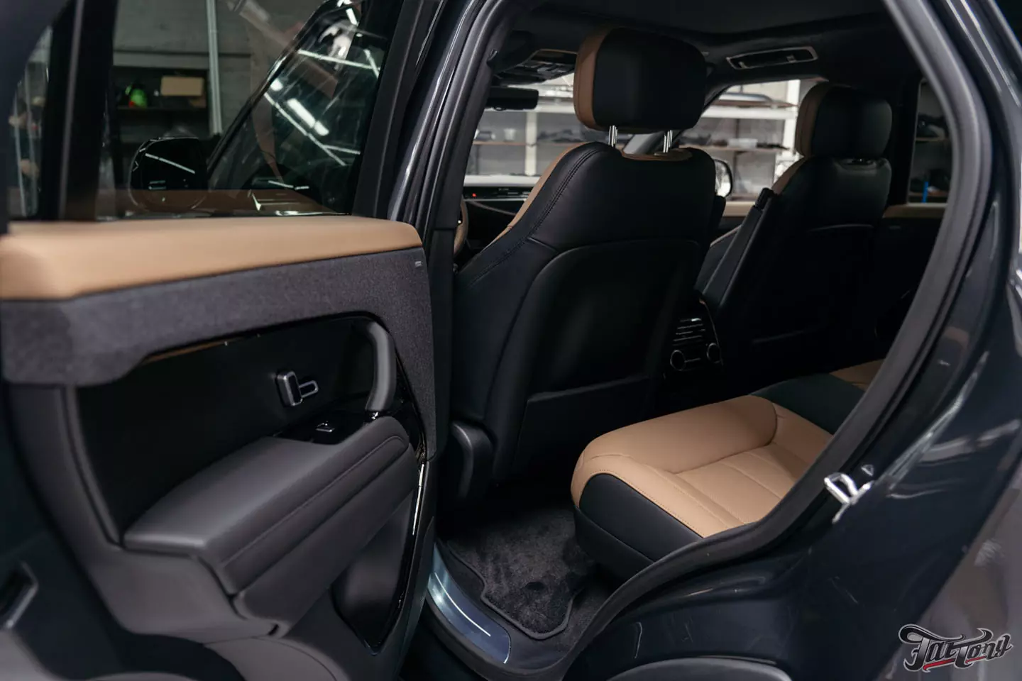 Оклеили Range Rover Sport в глянцевый полиуретан. Чистка салона и покрытие керамикой